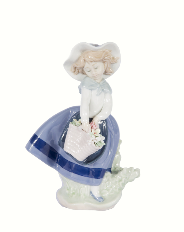 figura de niña con cesta de flores hecha artesanalmente