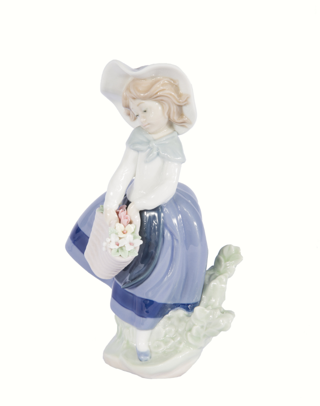 figura de niña con cesta de flores hecha artesanalmente